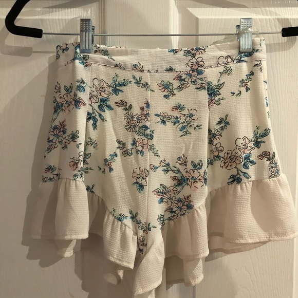 L'ATISTE Pants - Shorts with flowers with pink and blue